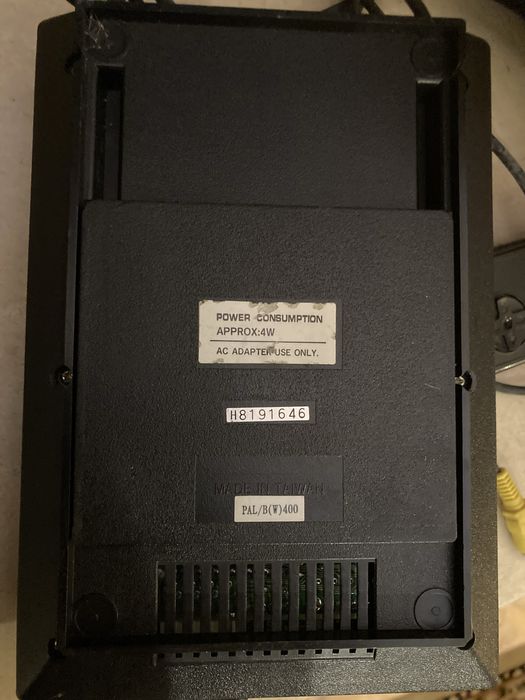 Consola de jogos antiga em bom estado