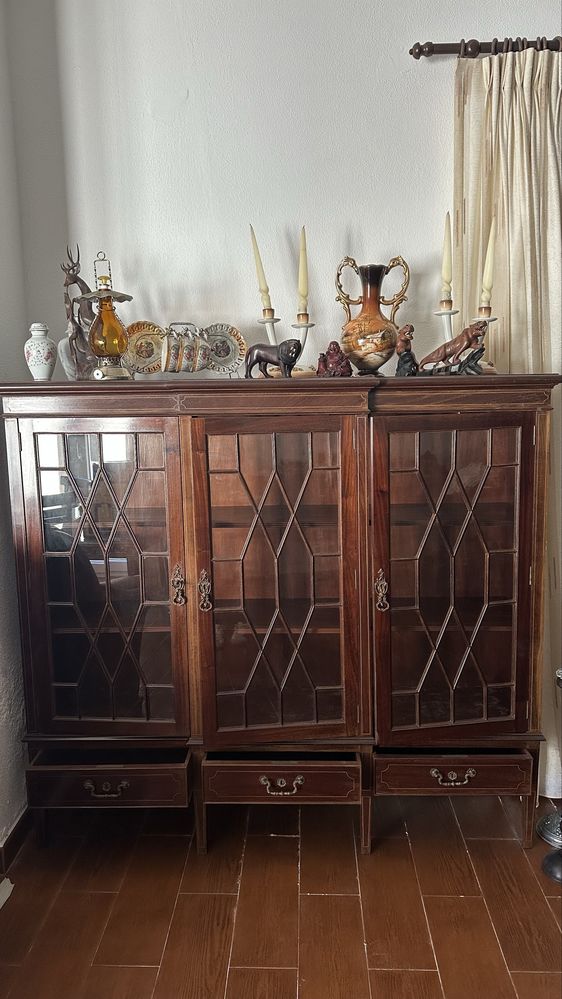 Móvel de madeira com portas em vidro