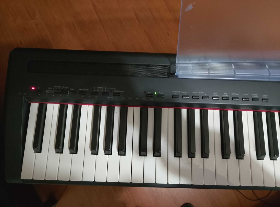 Piano Yamaha vertical elétrico