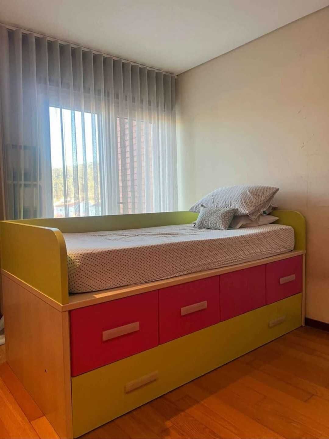 Cama dupla com colchões e 4 gavetões