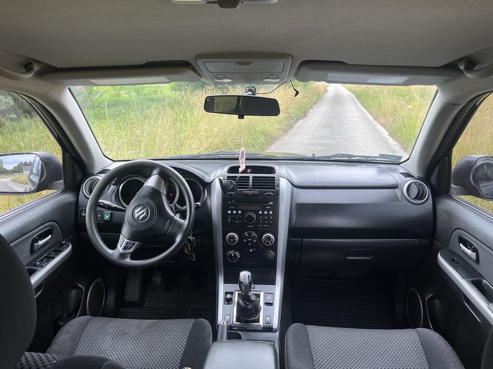 Sprzedam Suzuki Vitare z 2006 roku. Dlugie opłaty.