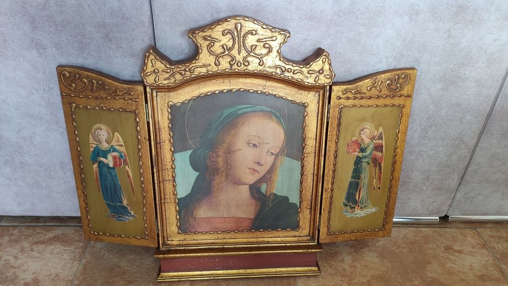 Tríptico religioso em madeira talhada