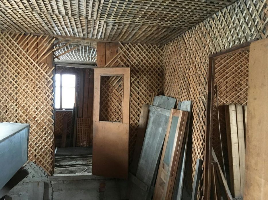 Дом недостроенный с участком в центре