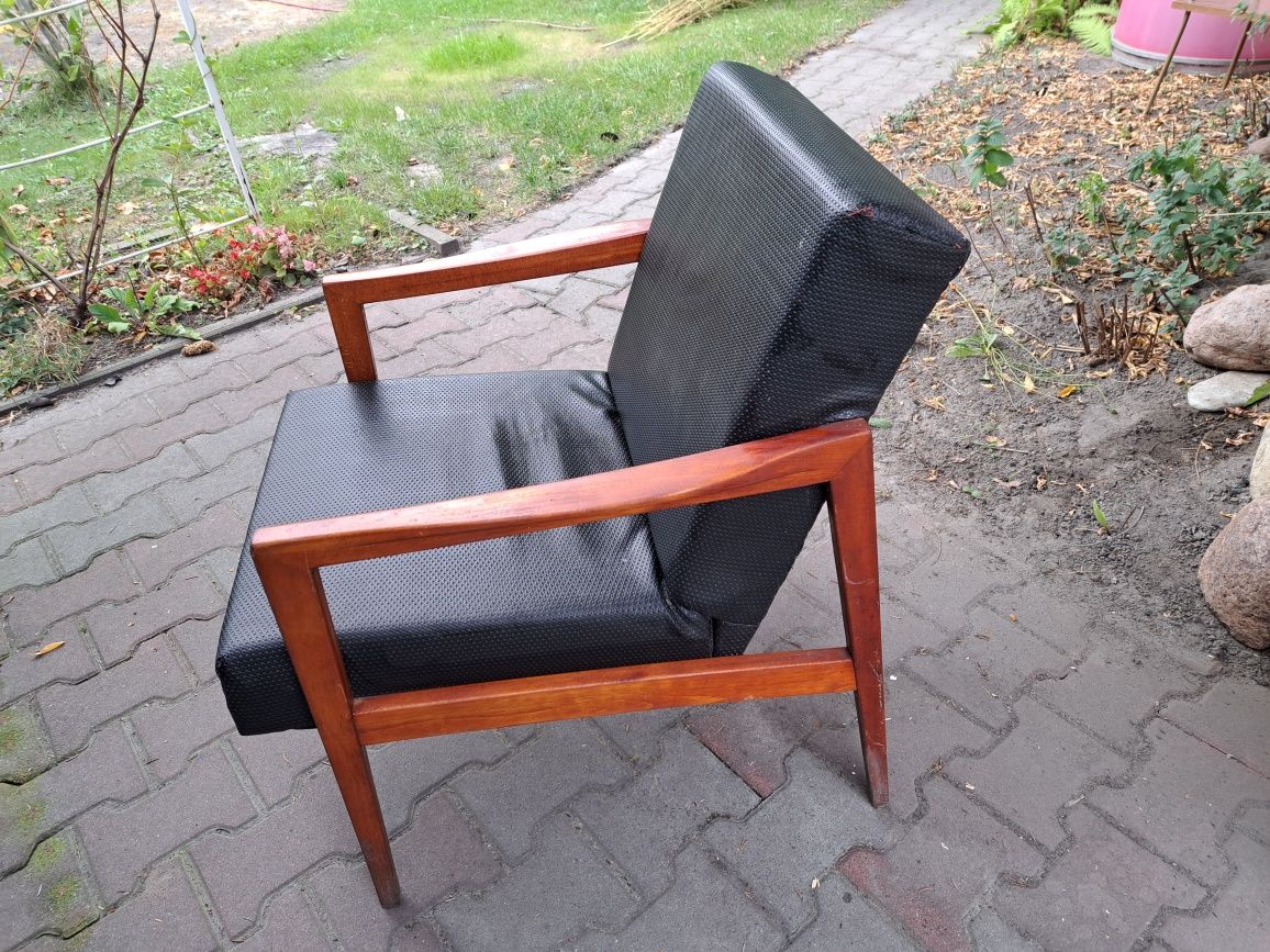 Fotel tapicerowany PRL vintage retro drewniany mały zgrabny