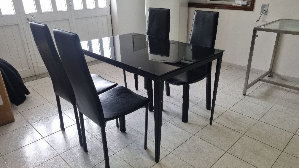 Mesa de vidro preto com 4 cadeiras