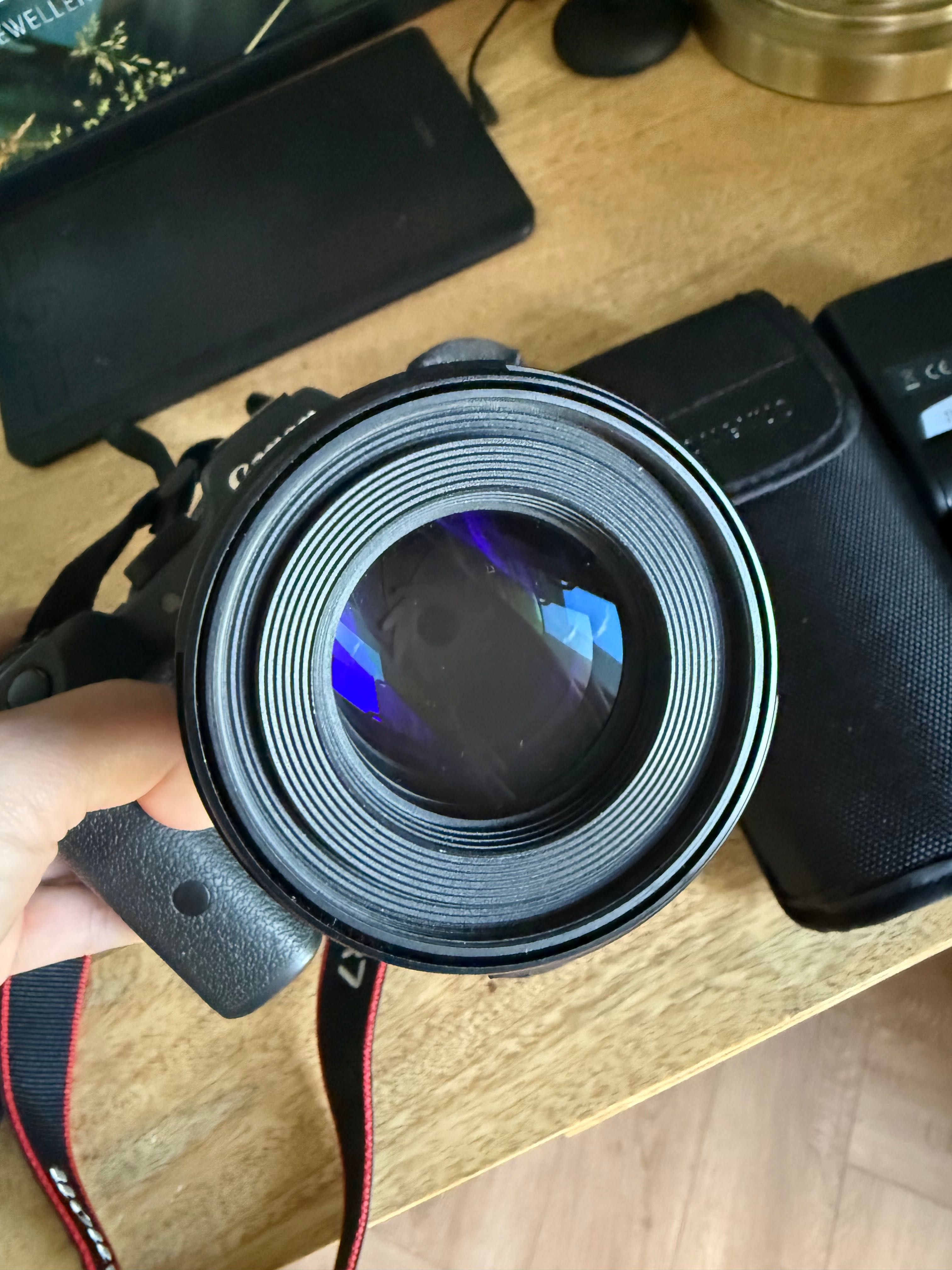 Canon EOS R7, obiektyw RF 85mm f/2 macro, lampa błyskowa Yongnuo