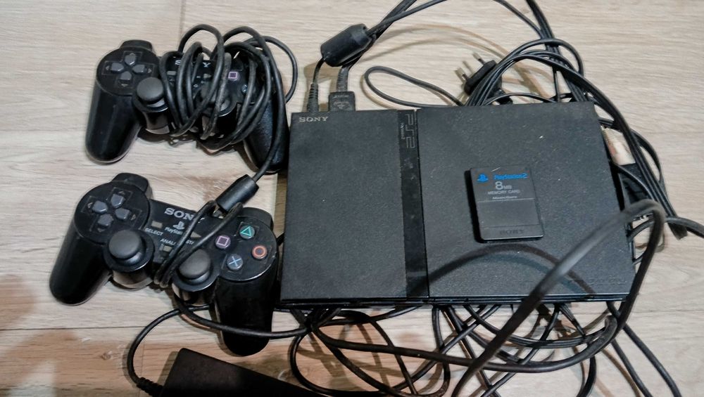 PlayStation 2 ,karta pamięci, 2 pady .