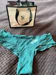 Victorias Secret NOWE Figi typu cheeky rozmiar M zielone Logo VS