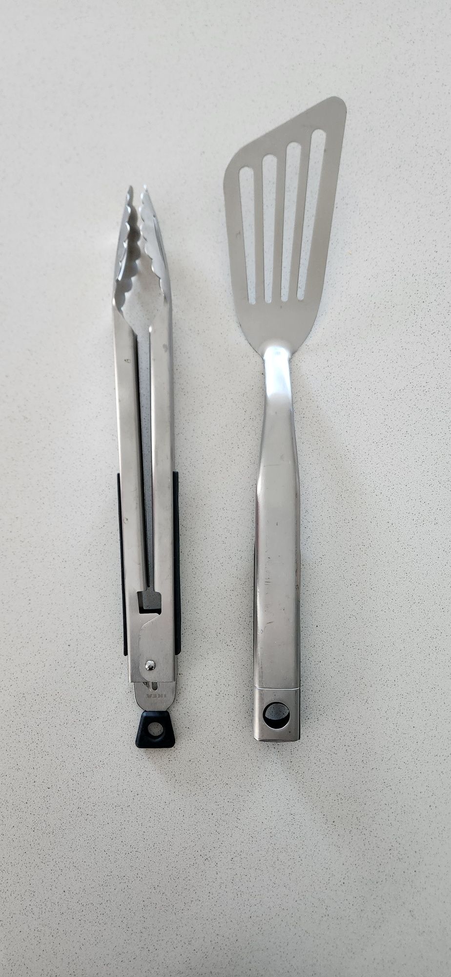 1 pinça + 1 espátula em inox, ideais para churrascos.