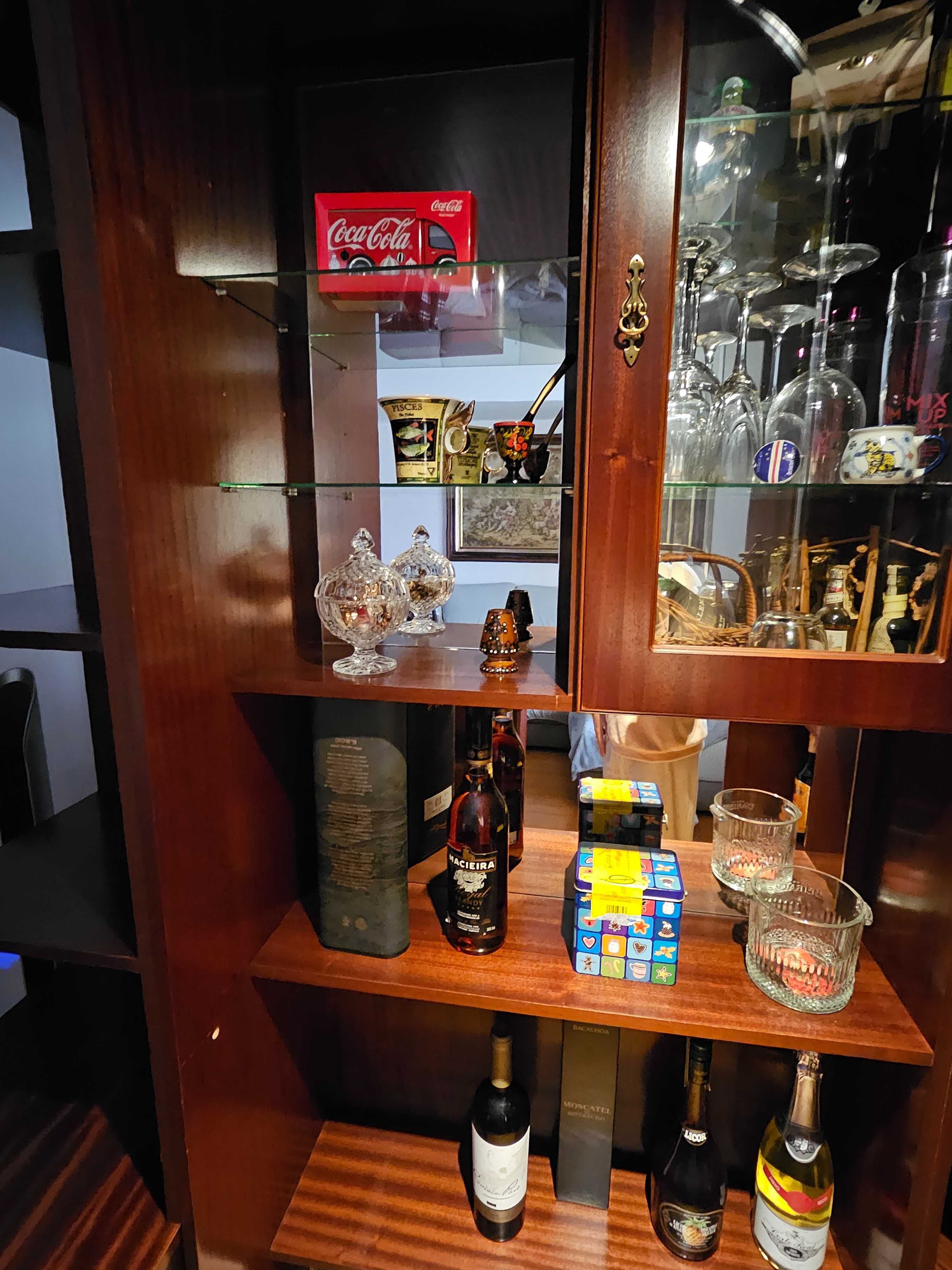 Bar de canto mogno