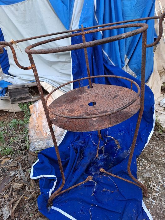 Cabeceiras de cama, cadeira e lavatório em ferro