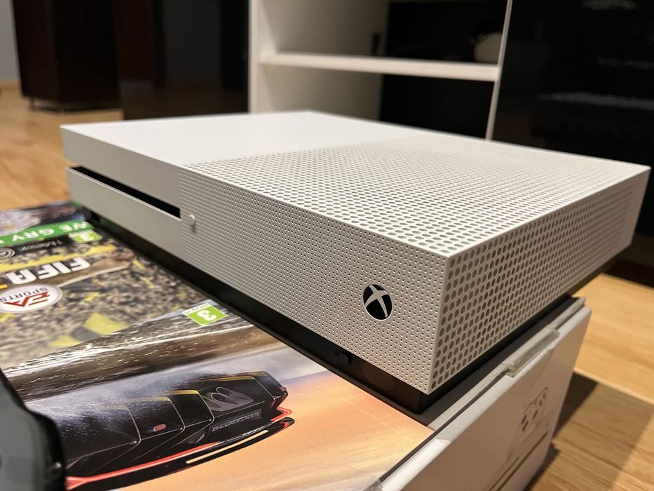 Xbox One S 1TB + 2 pady + 9gier