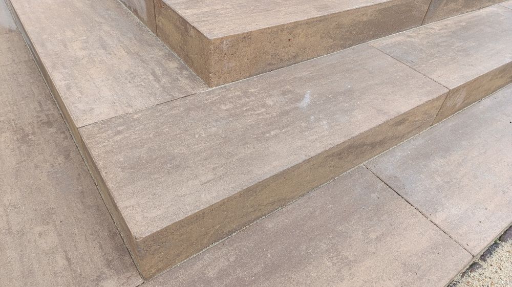 Stopnie schodowe, betonowe.