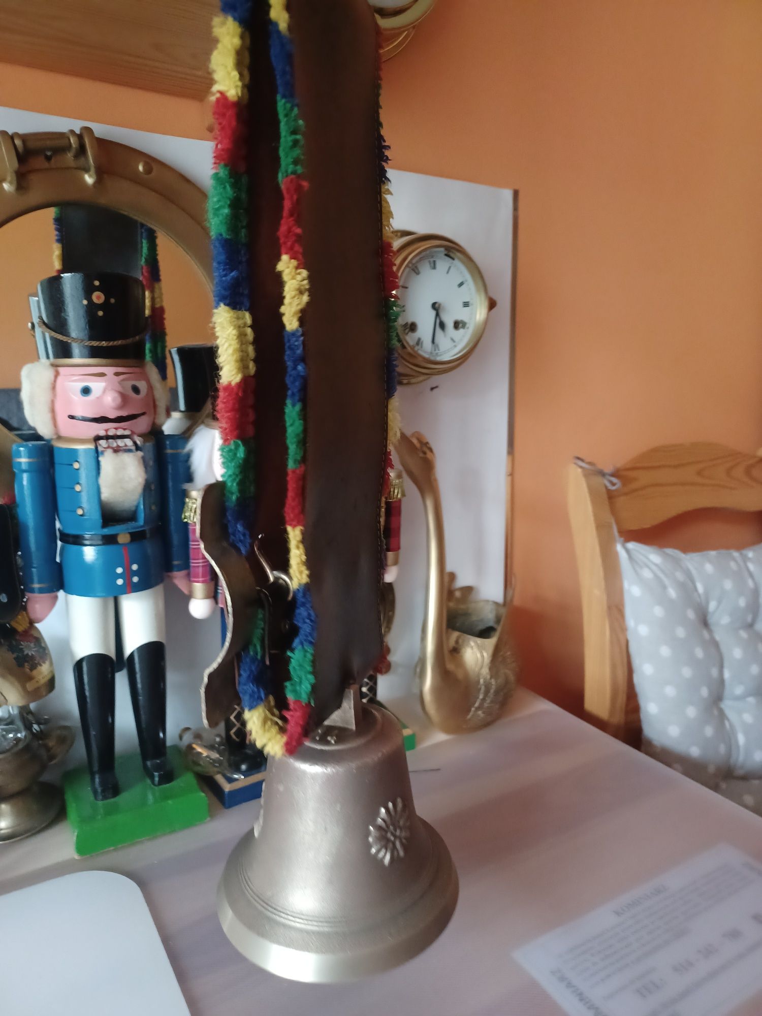 Krowiak. Piękny, mosiężny dzwonek.