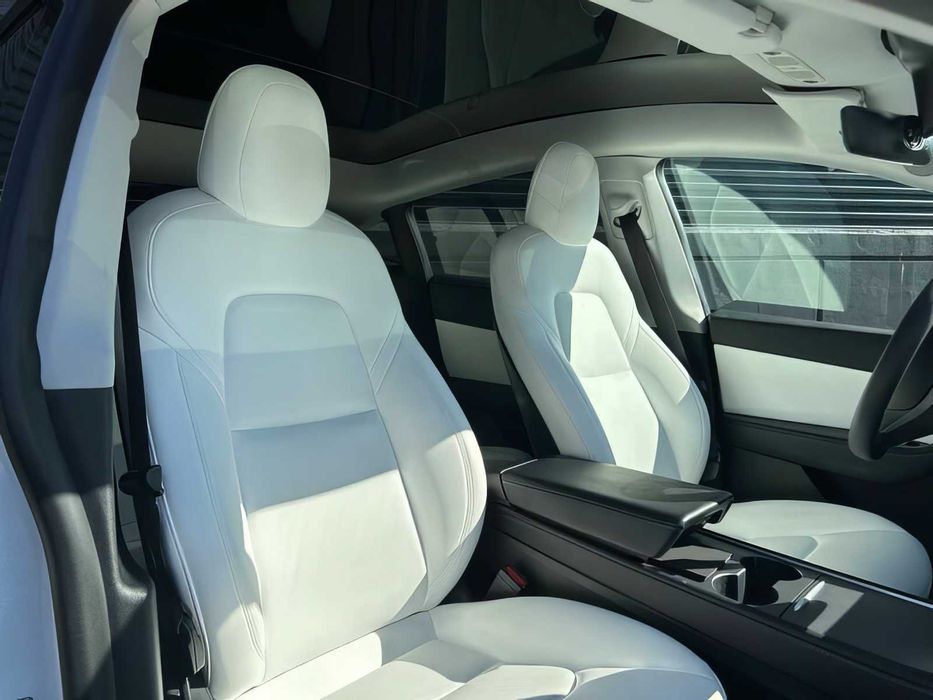Tesla Model Y      2021