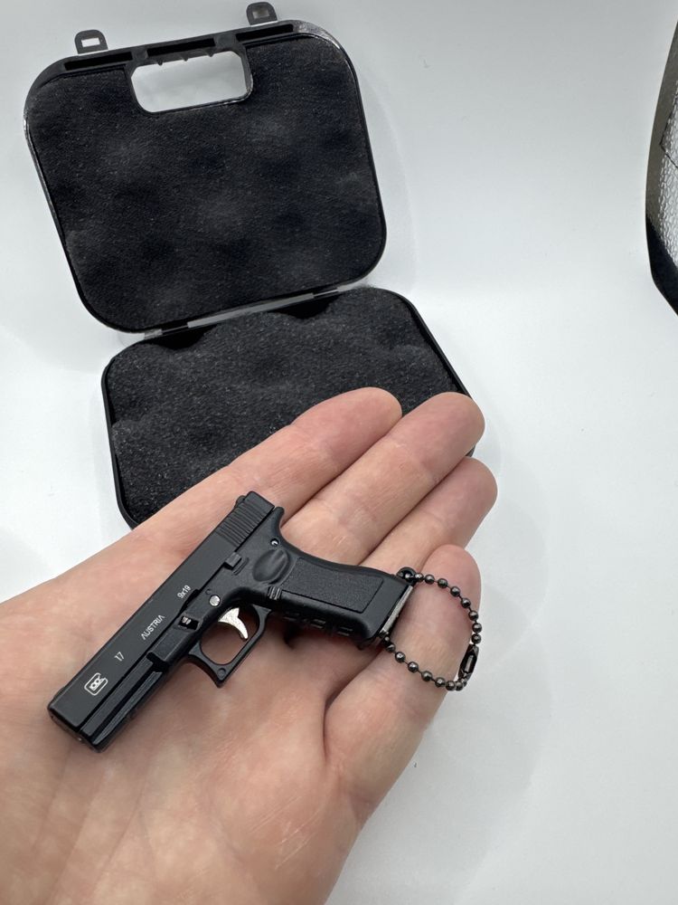 Игрушки-антистресс, увесистый брелок GLOCK 1:3, движущиеся части