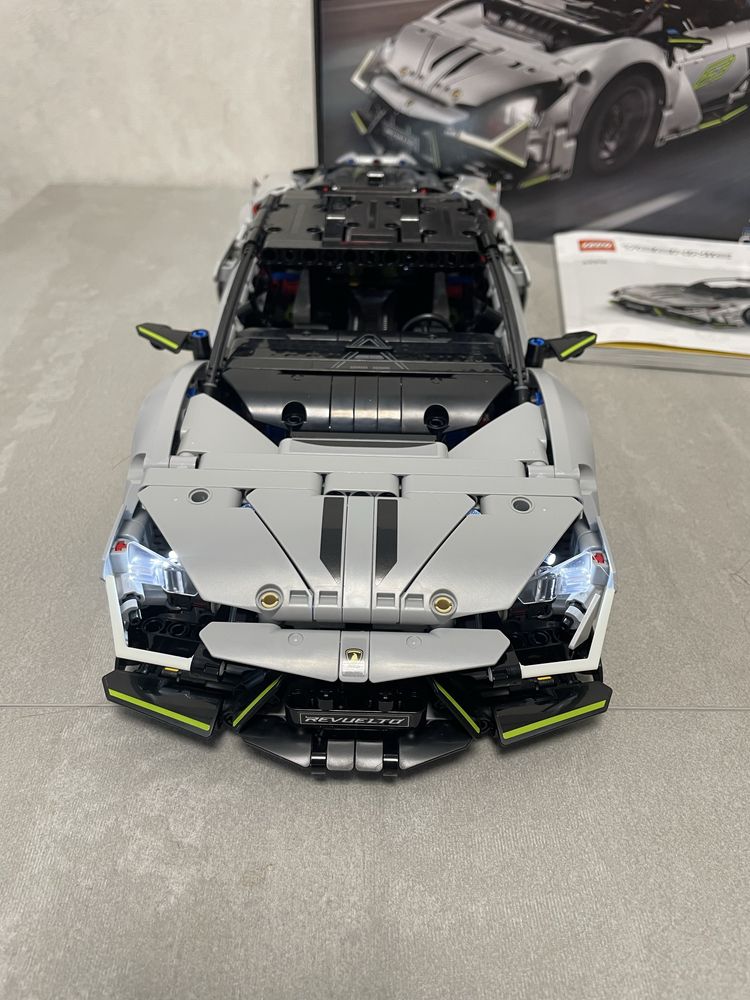 Lego Technic 42214 Lamborghini Revuelto на управлении