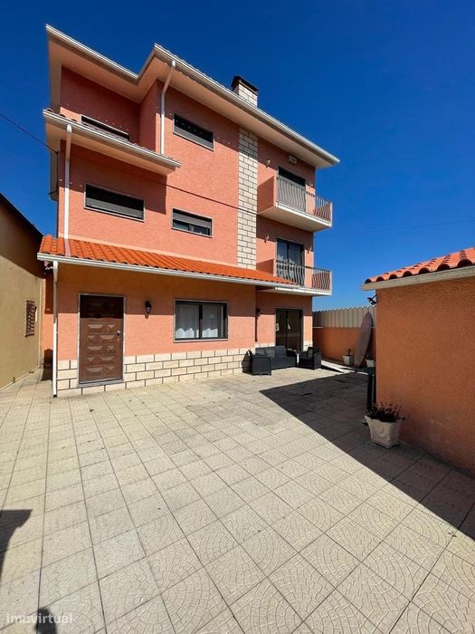 Moradia T6 c/ Garagem e Terraço - a poucos metros da praia