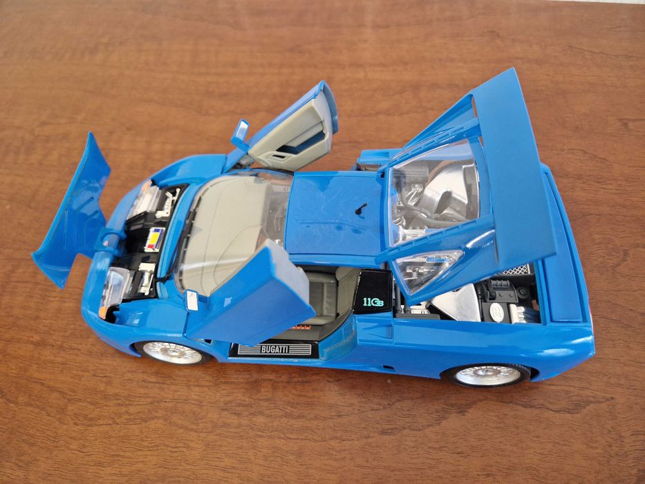 Лот №24 . Bugatti EB110. 1/18.Bburago