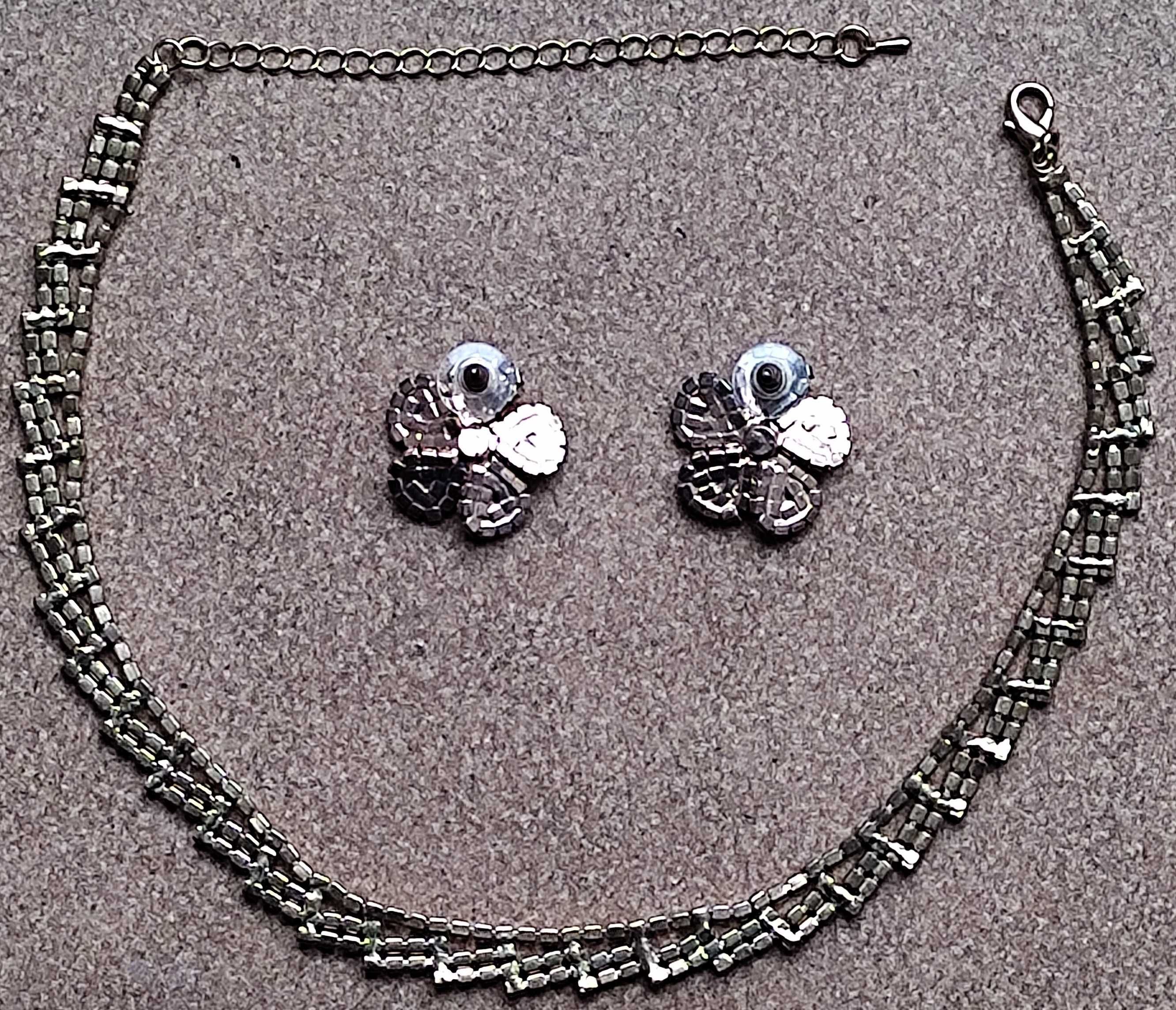 Naszyjnik ze sztucznej biżuterii z dwoma kolczykami