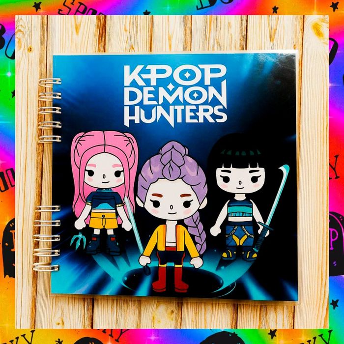 Książeczka na rzepy K-pop Demon Hunters. Lamibook. Huntrix