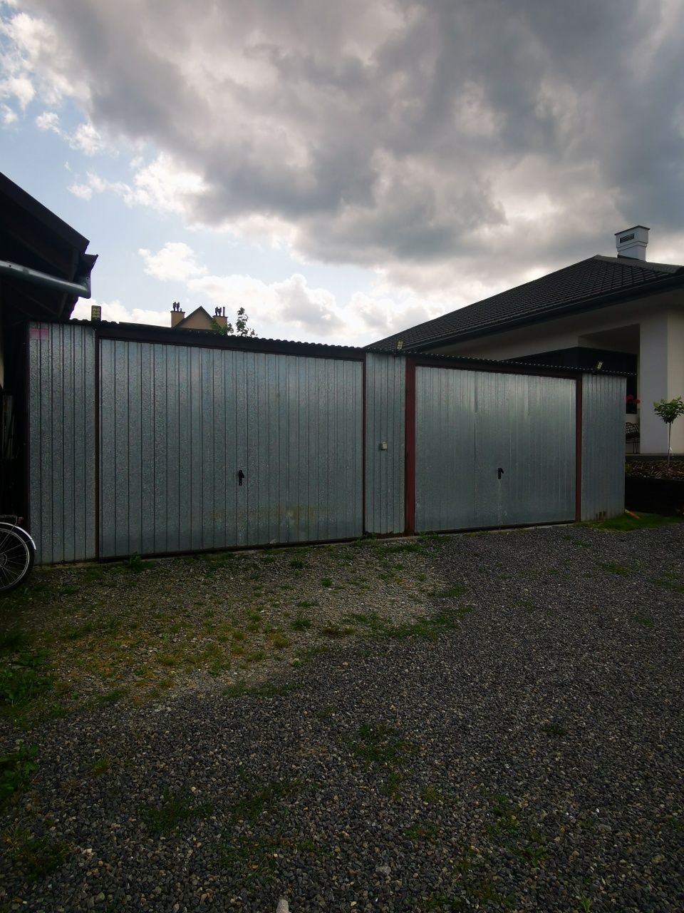 Garaż blaszany 8x5 m – solidna konstrukcja, 2 bramy uchylne, ocynk