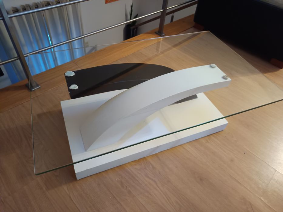 Mesa decorativa com tampo em vidro