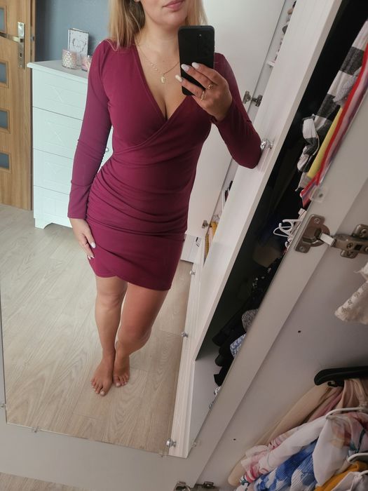 Piękna elegancka sukienka w kolorze wina