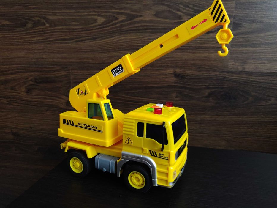 Грузовик с краном Gearbox желтого цвета + подарок.
