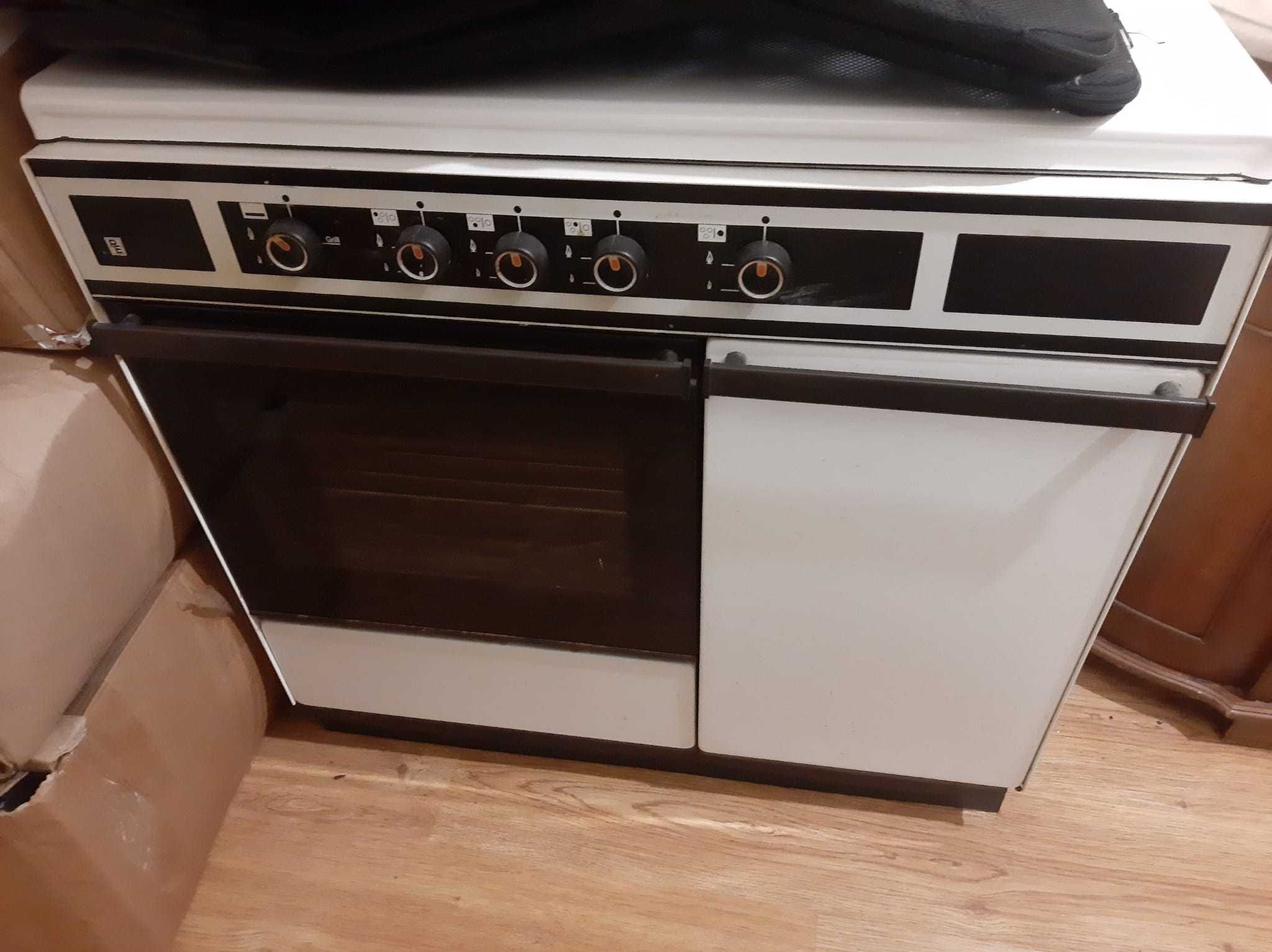 Fogão Antigo a Gás com Forno e Compartimento para Botija