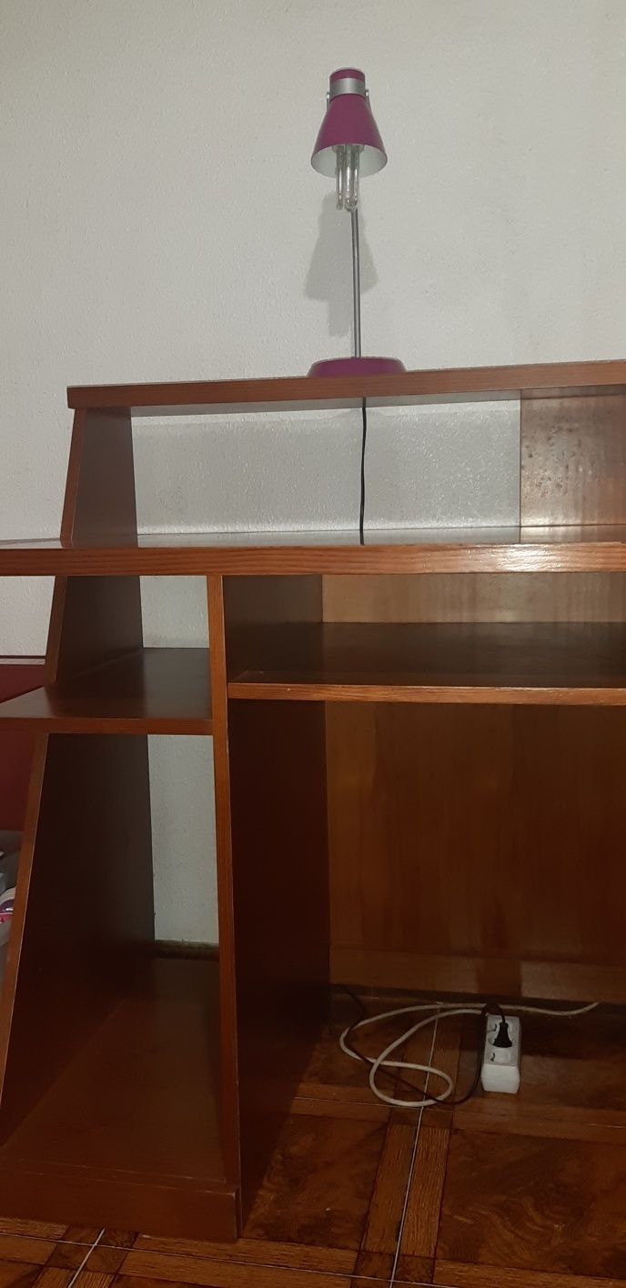 Secretária + OFERTA candeeiro e cadeira