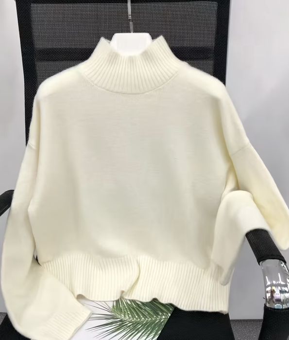 Светр з високою горловиною