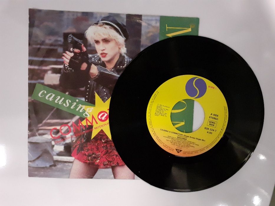 Disco vinil single - Madonna Causing Commation