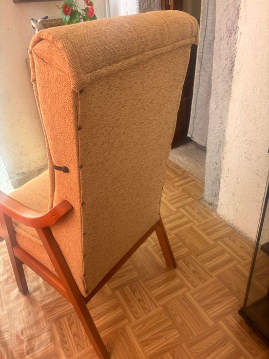 Cadeirão creme com madeira