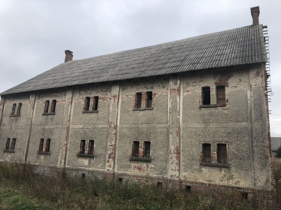 Sprzedam działkę z budynkami (PGR)