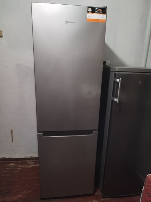 Холодильник indesit