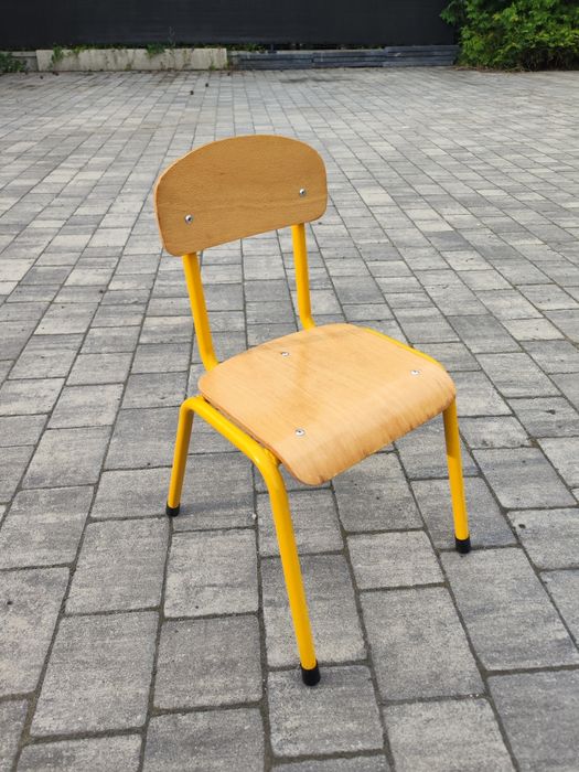 Krzesła przedszkolne Karolek 2, plus gratisy.