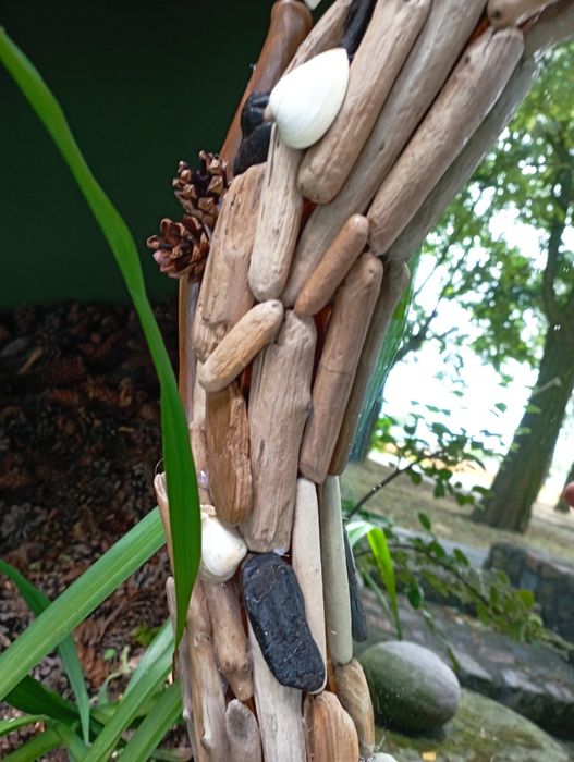 Okrągłe, drewniane lustro