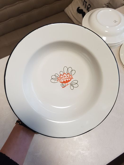 Глибокі раритетні великі тарелі тих часів дуже багато є в оголошеннях