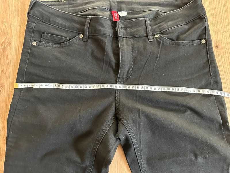 Czarne jeansy rurki – H&M