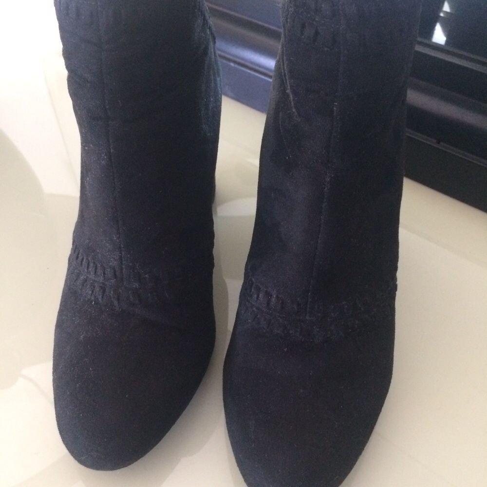 Botins camurça modernos e elegantes