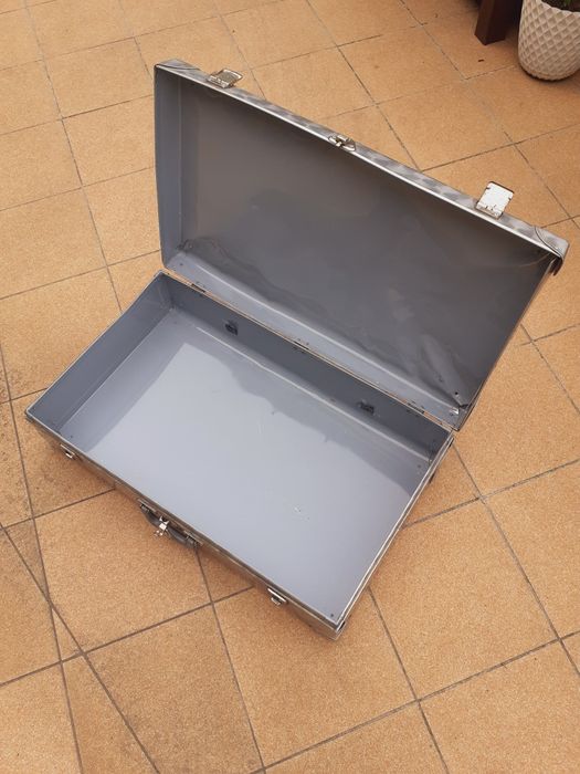 Duża walizka aluminiowa 76x47x19