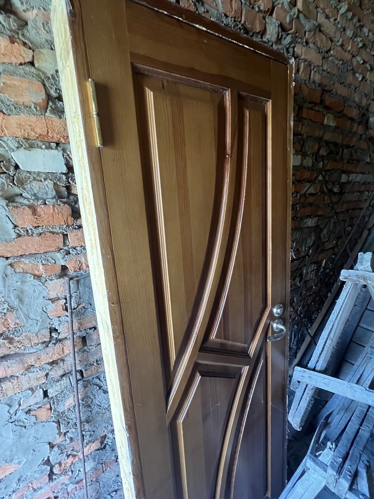 Продам 2 - і б/в міжкімнатні двері разом з коробом у гарному стані