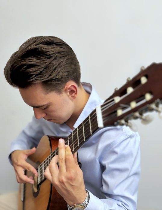ВИКЛАДАЧ ГІТАРИ – Приватні уроки для дітей та дорослих!