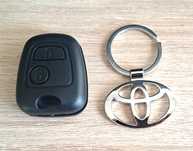 NOWA Obudowa kluczyka pilota TOYOTA AYGO + brelok breloczek srebrny