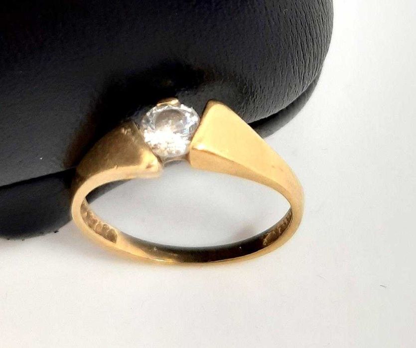 Złoty pierścionek z cyrkonią PR.585 W:1,92gr R.9 InterSKLEP