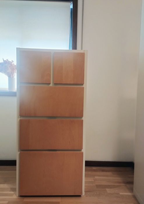 Cómoda IKEA branca com gavetas e madeira clara