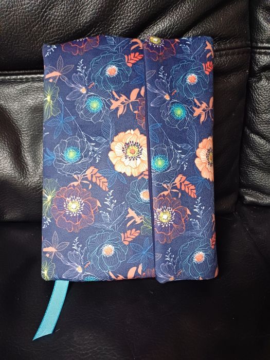 Nowy etui otulacz okładka na książkę uniwersalna handmade