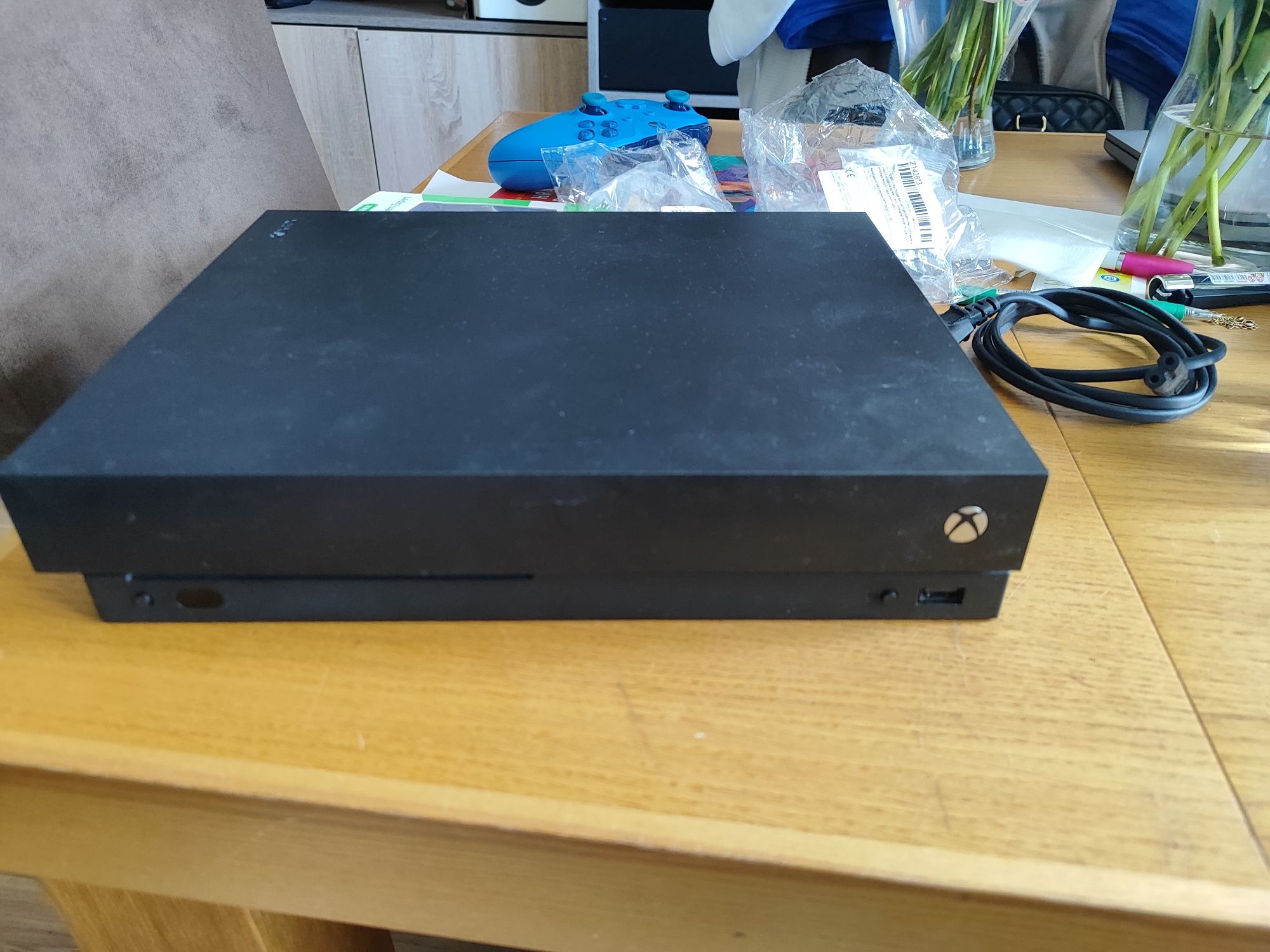 Xbox one X 1tb plus pad