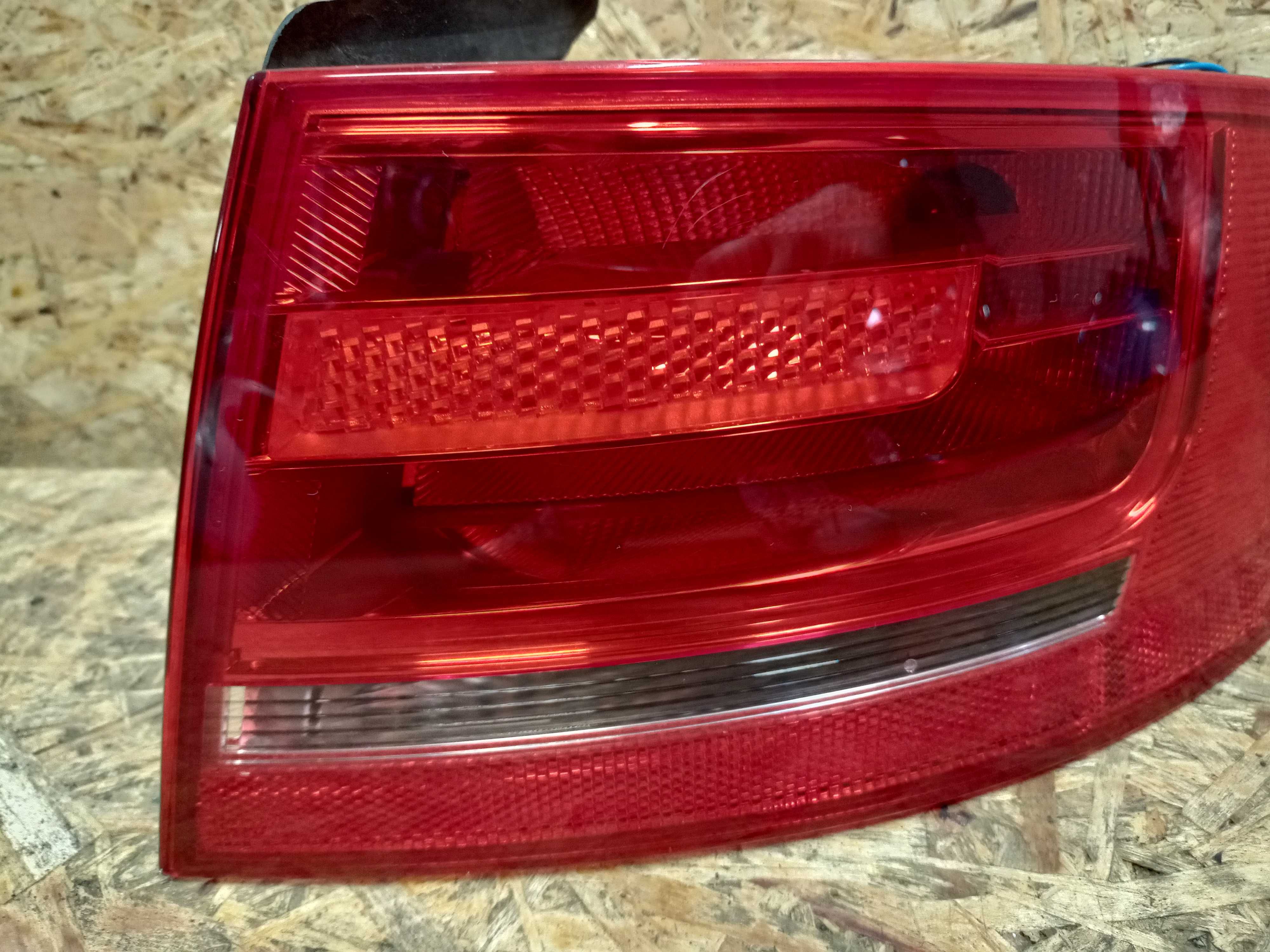 Audi A4 B8 sedan lampa prawa prawy tył narożnik